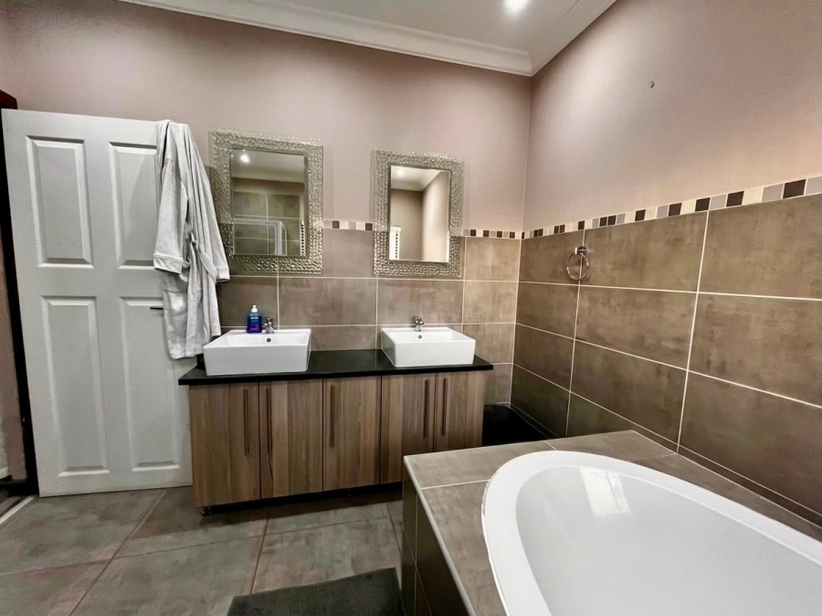 4 Bedroom Property for Sale in Boschdal North West